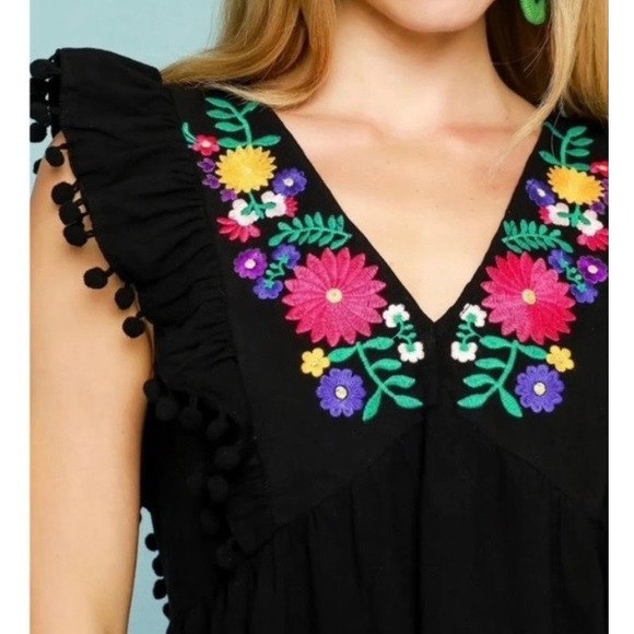 Umgee Boho Embroidered V-Neck Top Pom Pom Trim Ruffle Babydoll Black Size Large - Picture 2 of 9